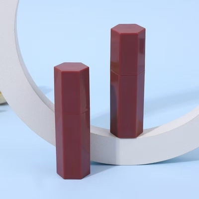 Wyrób dostarczony w postaci sześciokątnej plastikowej rurki do pomarańczowania warg i efektu błyszczącego 5 ml