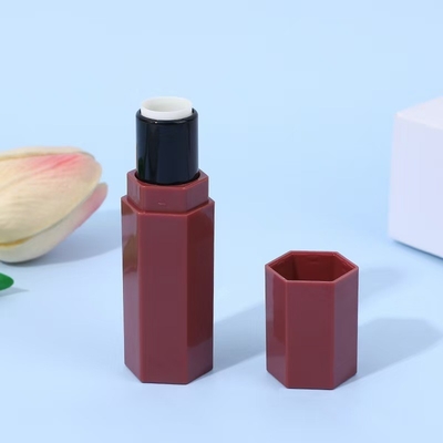 Wyrób dostarczony w postaci sześciokątnej plastikowej rurki do pomarańczowania warg i efektu błyszczącego 5 ml