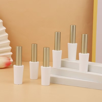 Kosmetyki Essential Opaque Lip Glaze Tube z wygodnym aplikatorem szczotki