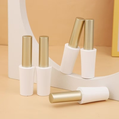 Kosmetyki Essential Opaque Lip Glaze Tube z wygodnym aplikatorem szczotki