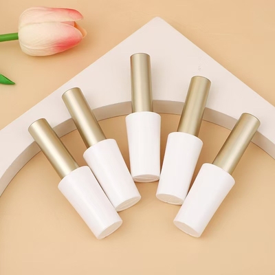Kosmetyki Essential Opaque Lip Glaze Tube z wygodnym aplikatorem szczotki
