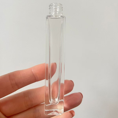 Zamówiona 10 ml szklana okrągła butelka z perfumami z opryskiwaczem i pokrywką
