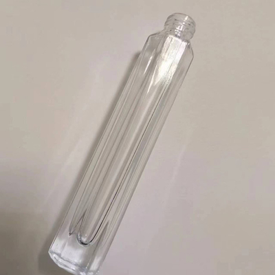 Szklana butelka z perfumami o pojemności 10 ml