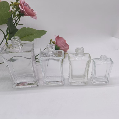 Niestandardowa butelka szklana 20 ml, 30 ml i 50 ml z aluminiowym opryskiwaczem i pokrywką