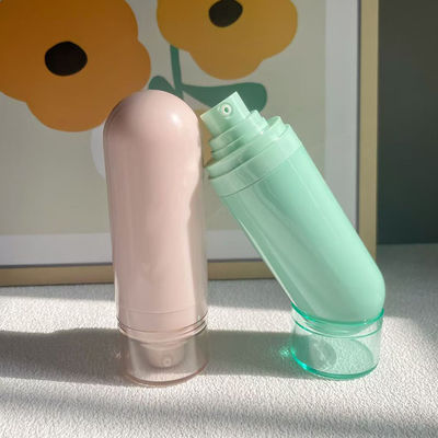 Zamówiona butelka z tworzyw sztucznych bez powietrza z głowicą opryskiwacza mgły lub głowicą pompy balsamów i drukiem jedwabnym