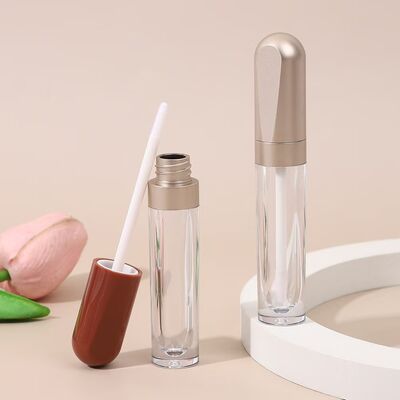 4.5 ml plastikowa rurka z błyszczącym blaskiem do warg z dostosowanymi do potrzeb kolorami i wytrzymałą konstrukcją do produktów do pielęgnacji warg