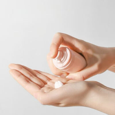 Sprzedaż hurtowa 15 ml 30 ml 50 ml plastikowych butelek bez powietrza z opryskiwaczem / pompą krem