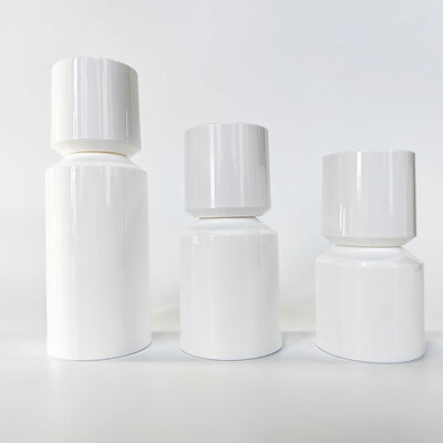 Nowa konstrukcja Butelka z pompką bezpowietrzną o pojemności od 30 ml do 100 ml Zapobiega narażeniu na działanie powietrza Maksymalizuje zużycie produktu Higieniczny brak zanieczyszczeń palców podczas pielęgnacji skóry