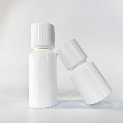 Nowa konstrukcja Butelka z pompką bezpowietrzną o pojemności od 30 ml do 100 ml Zapobiega narażeniu na działanie powietrza Maksymalizuje zużycie produktu Higieniczny brak zanieczyszczeń palców podczas pielęgnacji skóry